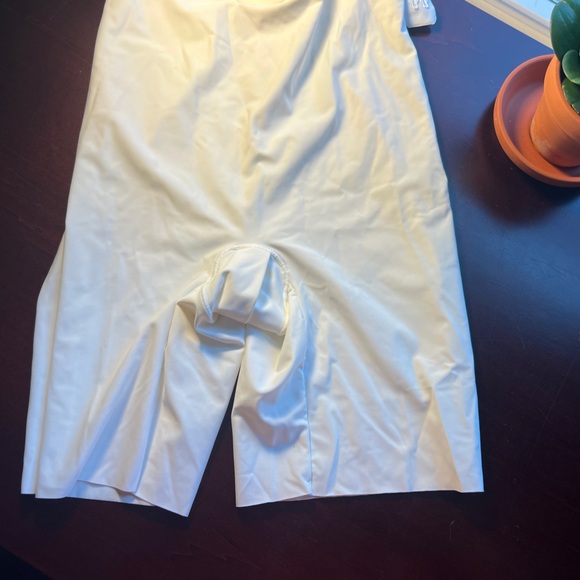 SKIMS💋 Deep Plunge Mid-Thigh White Bodysuit - Picture 7 of 9